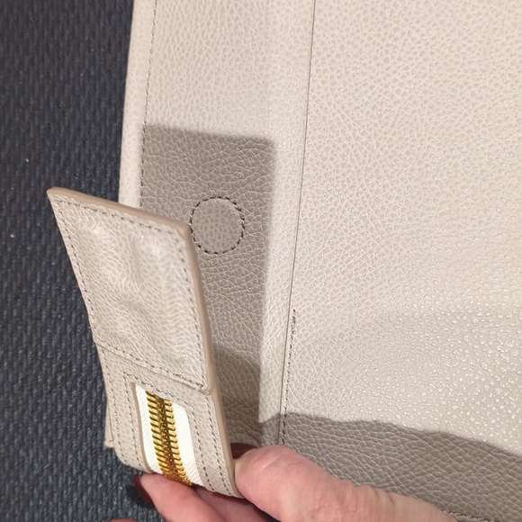 India Hicks NWT in Taupe Pebbled Leather Clutch. 11.5x8.5 Inches. - Picture 6 of 11